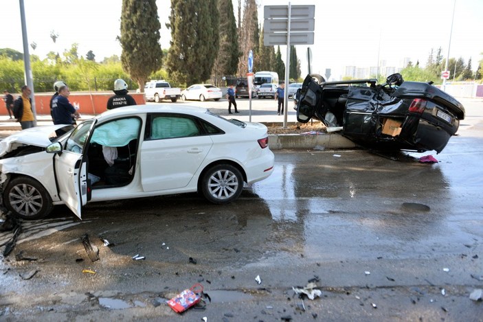 Adana’da, kazadan sonra yakıt sızdıran cipin yanında sigara içti