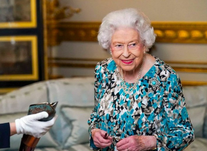 Kraliçe 2. Elizabeth, geç saatlere kadar televizyon izliyor