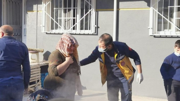Bursa'da evi yanan kadın gözyaşları içinde ziynet eşyasını aradı
