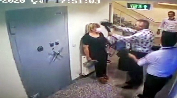 Kahramanmaraş'ta banka müdürü, kadın çalışanın alnına silah dayadı