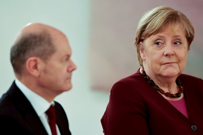 Angela Merkel'e, yeni hükümet kurulana kadar görevde kal çağrısı