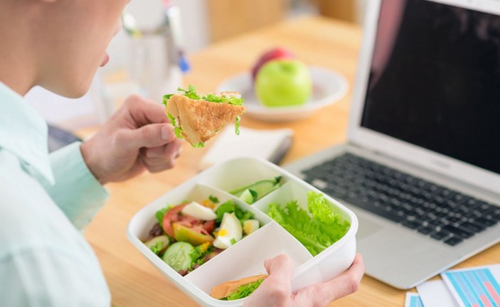 Evde çalışırken sağlıklı beslenme rutini oluşturmanın 8 yolu