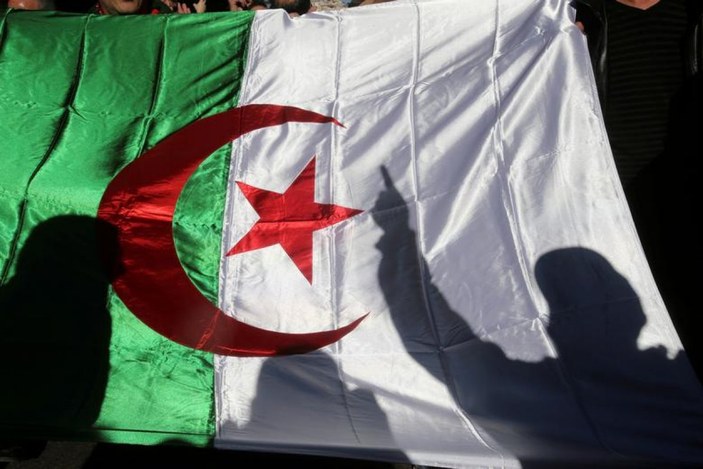 Cezayir'de Fransızcayı terk edelim çağrısı