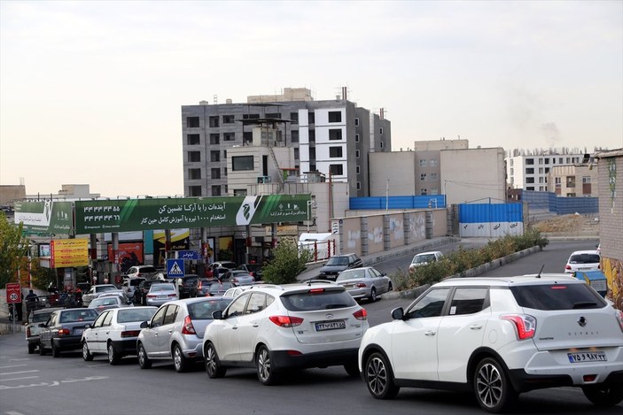 İran'da benzin satışındaki aksaklık devam ediyor
