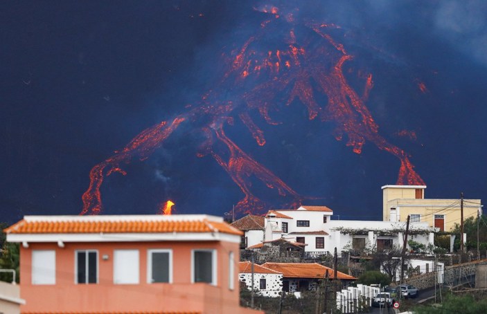 La Palma Yanardağı 3 ay daha lav püskürtecek