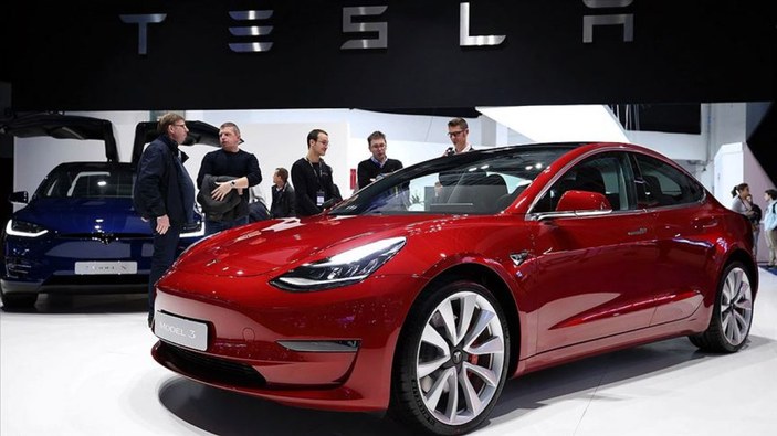 Piyasa değeri 1 trilyon doları geçen Tesla rakiplerine fark attı