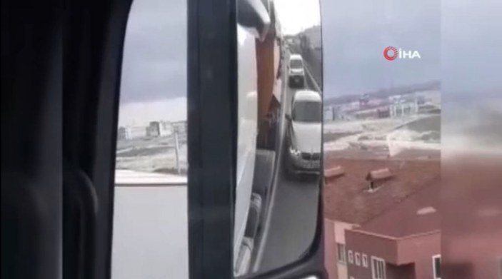 İstanbul'da, tır şoförü emniyet şeridindeki trafiğe isyan etti