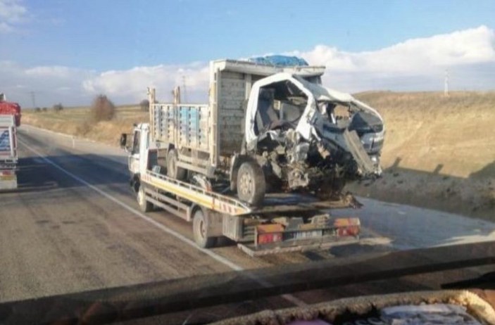 Ankara’da kamyonet ile tır çarpıştı: 2 ölü