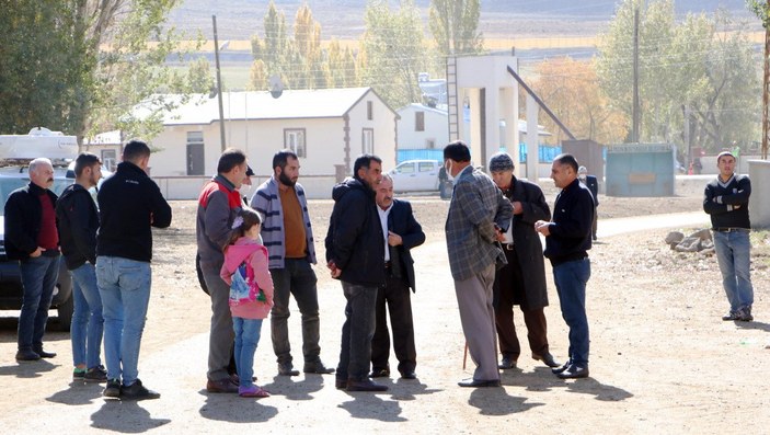 Erzurum'da dolandırıcılar yüzünden köyüne gidemiyor
