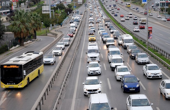 İstanbul'da bazı güzergahlarda trafik yoğunluğu yaşanıyor