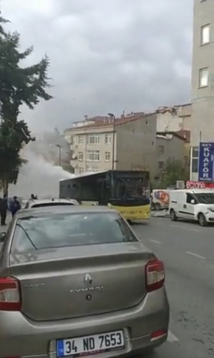 Üsküdar’da İETT otobüsü dumanlar içerisinde ilerledi