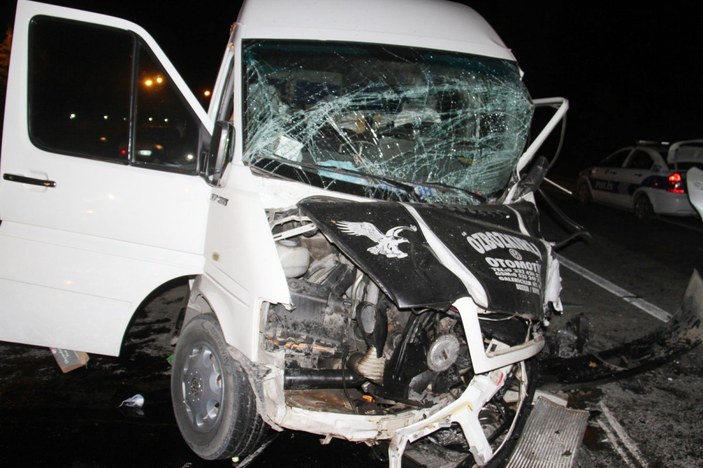 Konya'da minibüs ile otomobil kafa kafaya çarpıştı: 8 yaralı