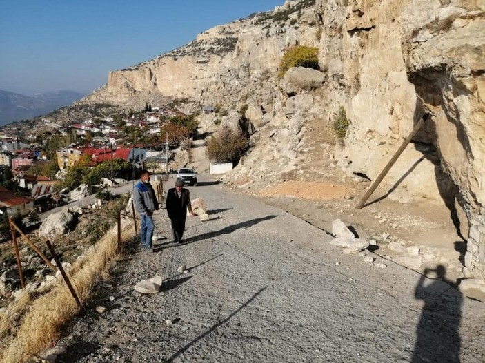 Karaman'da dağdaki kaya parçasının tehlike oluşturdu yol trafiğe kapatıldı