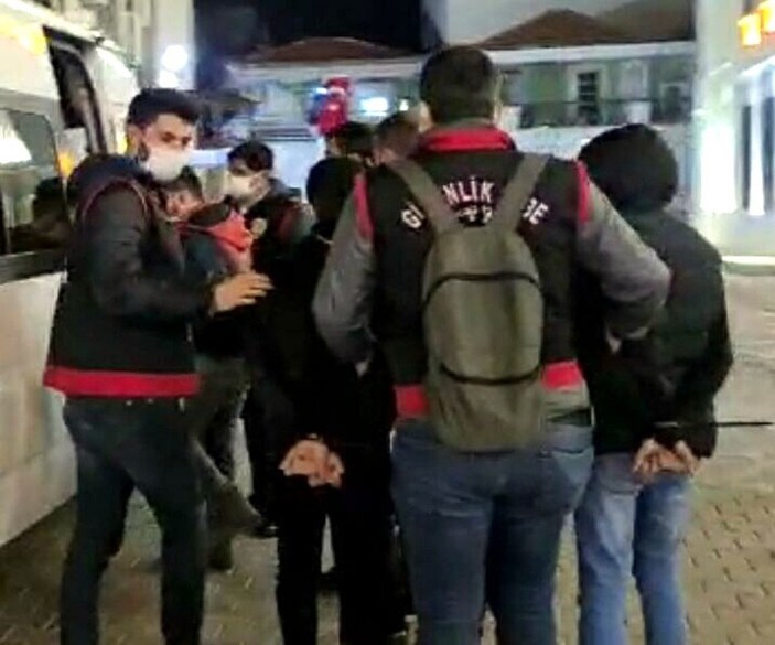 İzmir'de muz yeme paylaşımı yapan 8 Suriyeliye gözaltı