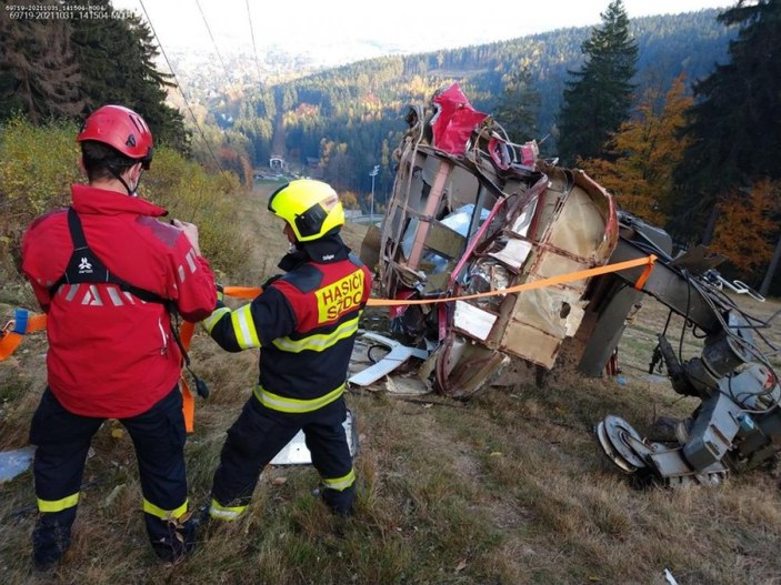 Çekya’da teleferik kabini 30 metreden yere çakıldı
