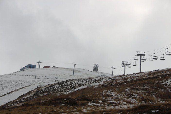 Erzurum’da yollar buz pistine döndü, onlarca tır mahsur kaldı