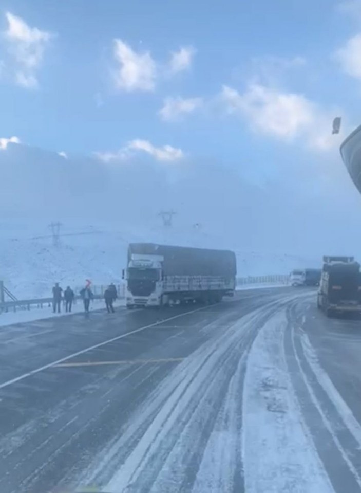 Erzurum’da yollar buz pistine döndü, onlarca tır mahsur kaldı
