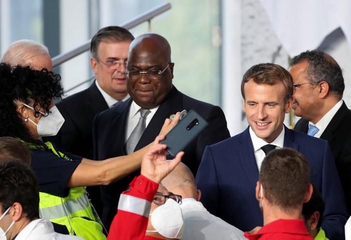 Macron, Kongo Cumhurbaşkanı'nın elini sıkmadı