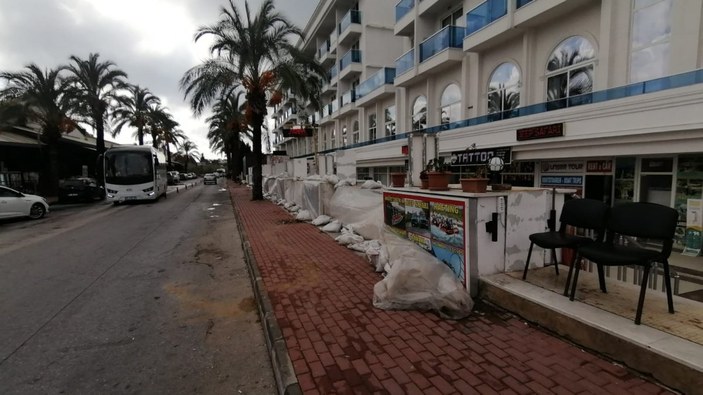 Antalya’da, otel sahibi sele karşı kum çuvallarıyla barikat kurdu