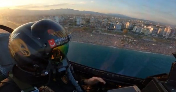 Antalya'da gösteri uçuşu düzenleyen SOLOTÜRK'ün kabin içi görüntüsü paylaşıldı