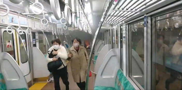 Tokyo metrosunda kundaklama girişimi