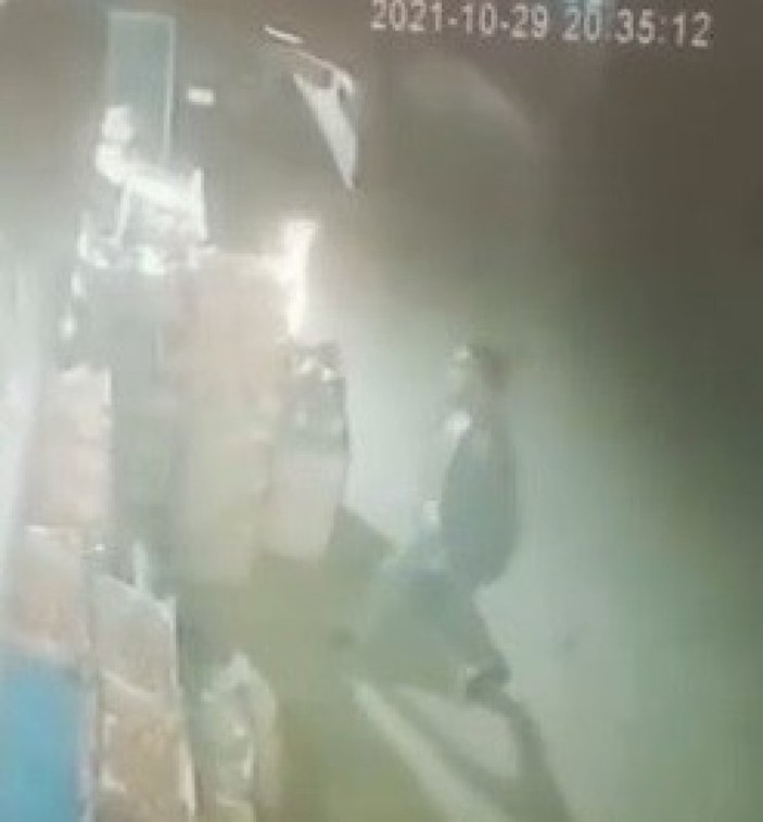 Bursa'daki çocuk, elindeki torpili markete attı