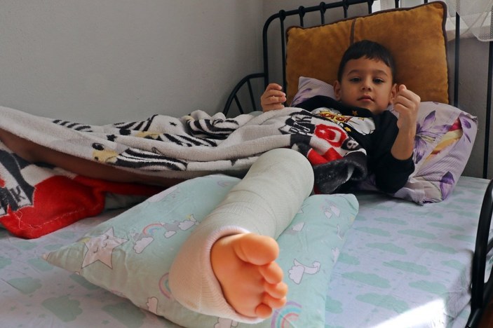 Antalya’da kreşten çıkıp yola atlayan çocuğa, okul servisi çarptı