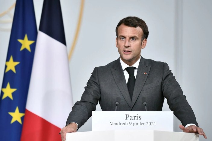 Emmanuel Macron, Fransa bayrağındaki mavi rengi değiştirdi