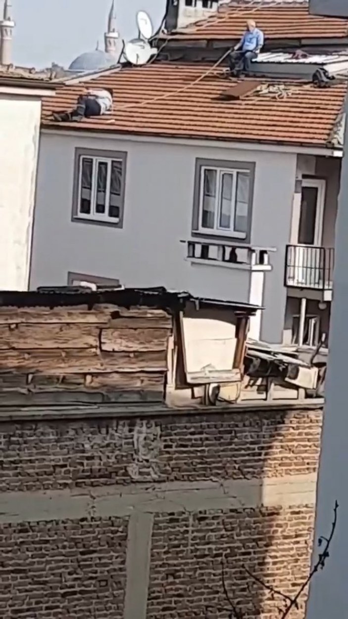 Bursa'da çatı tamiri yapan kişilerin aldığı tedbir korkuttu