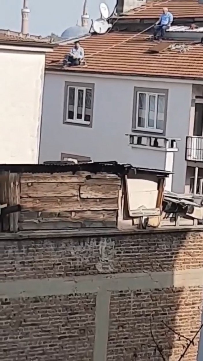 Bursa'da çatı tamiri yapan kişilerin aldığı tedbir korkuttu