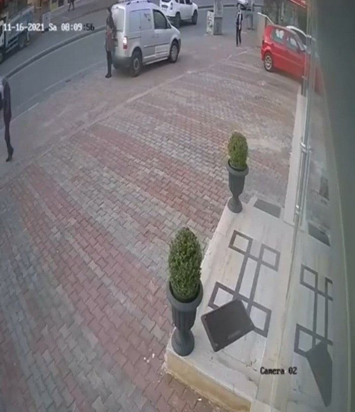 Antalya'da kaldırımda bekleyen kadına otomobil çarptı