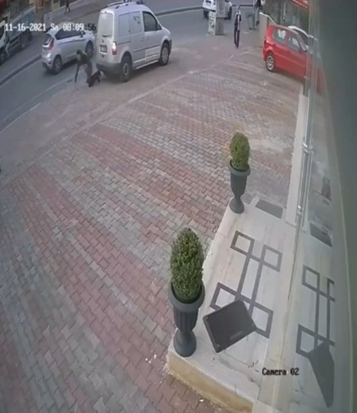 Antalya'da kaldırımda bekleyen kadına otomobil çarptı