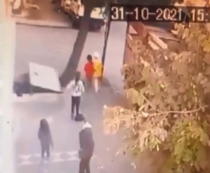 Sultangazi’de, sokakta oynayan kız çocuğuna taciz kamerada