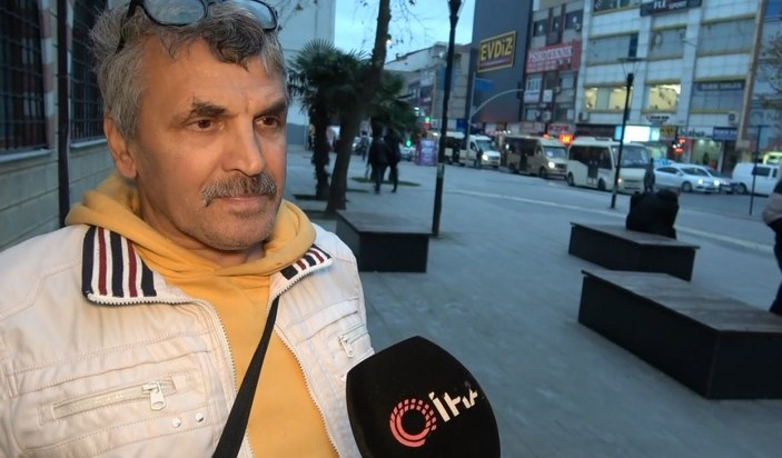 Arnavutköy'de evlenmek isteyen adam, direklere eş ilanı asıyor