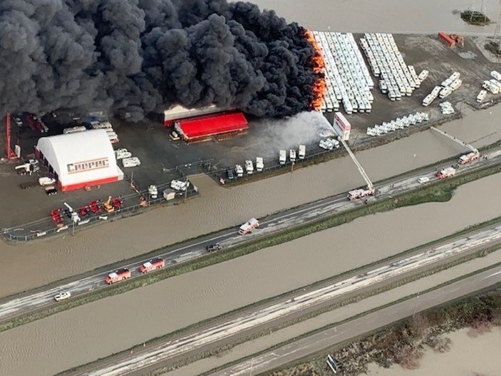 Kanada'da selin ortasında kalan otoparkta yangın çıktı