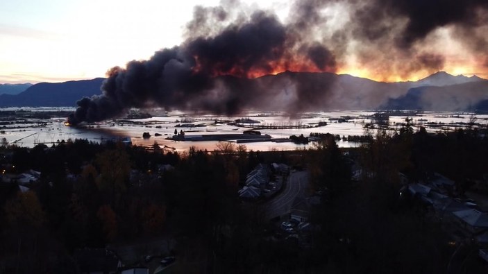 Kanada'da selin ortasında kalan otoparkta yangın çıktı