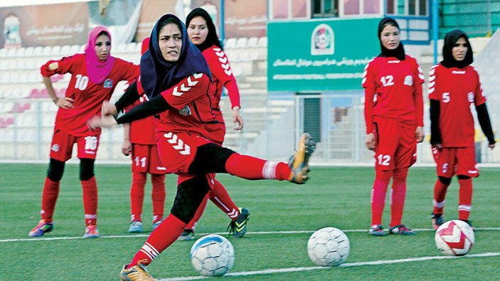 Afgan kadın futbol takımı Kim Kardashian'ın desteğiyle İngiltere'ye ulaştı