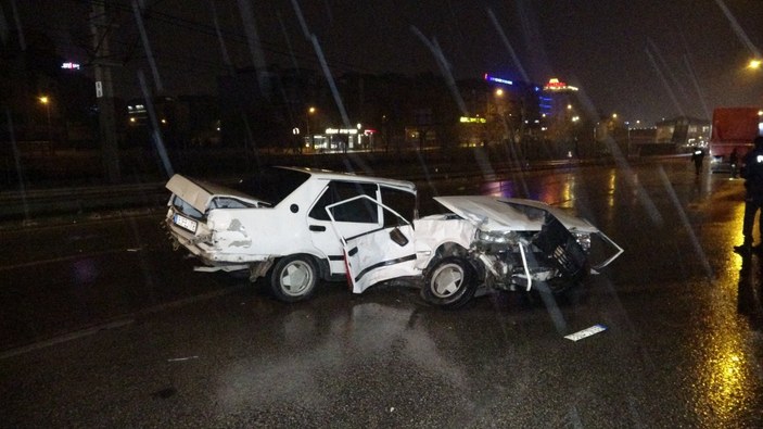 Bursa'da tırın çarptığı otomobil parçalara ayrıldı