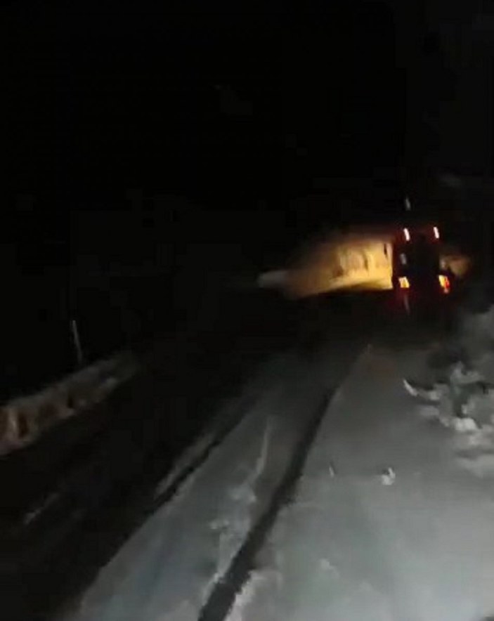 Kastamonu’da kar yağışından tıkanan karayolu trafiğe açıldı