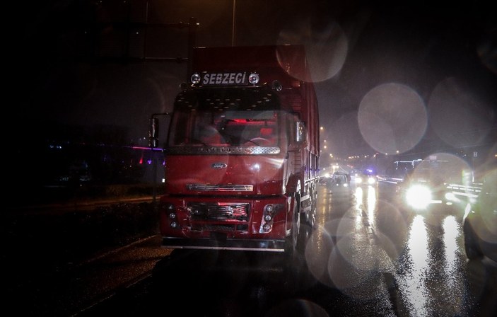 Bursa'da tırın çarptığı otomobil parçalara ayrıldı