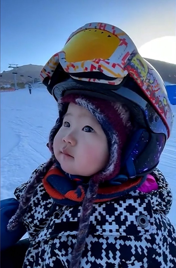 Çin'de 11 aylık bebeğin snowboard keyfi