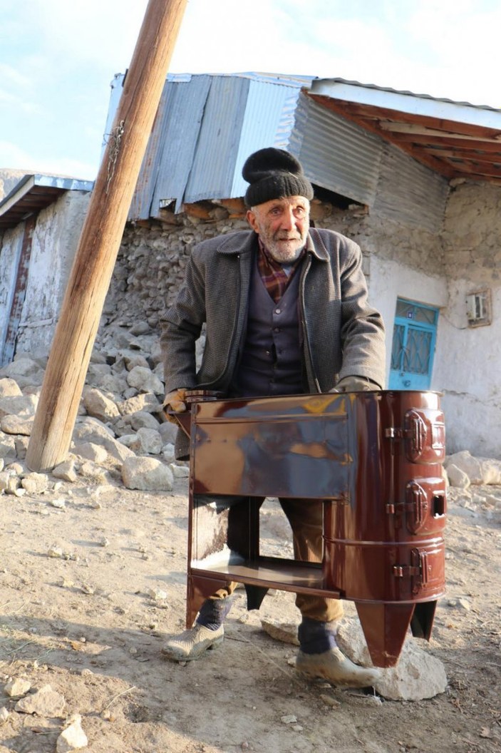 Erzurum’da depremzede vatandaşlara çadır, gıda ve soba dağıtımı yapıldı