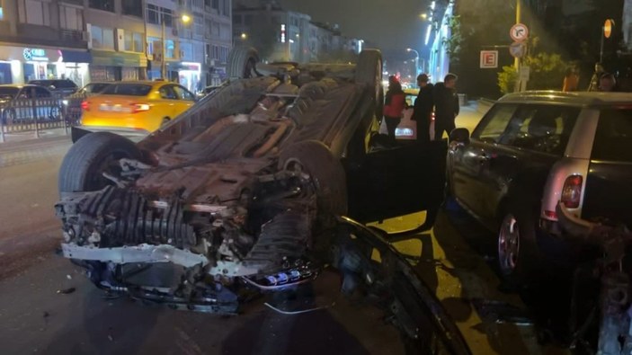 İstanbul'da alkollü sürücü, park halindeki araçlara vurarak takla attı