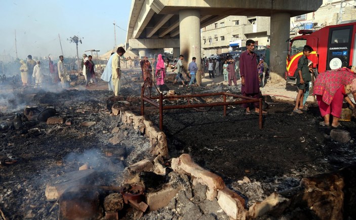 Pakistan'da, yüzlerce barınak yangında kül oldu