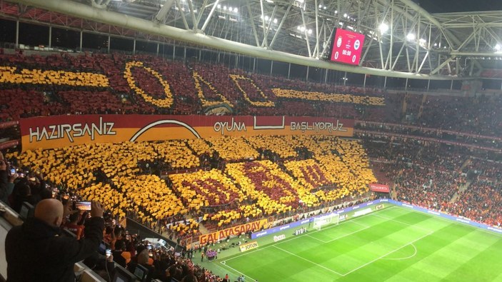 Fenerbahçe'den Galatasaray'a koreografi göndermesi