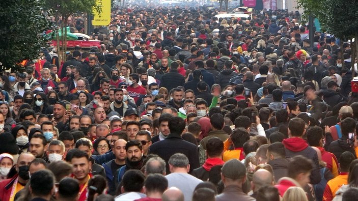 İstiklal Caddesi'nde yoğun kalabalık