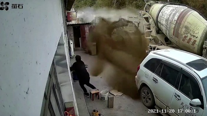 Çin'de kum yüklü kamyonun devrilme anı kamerada