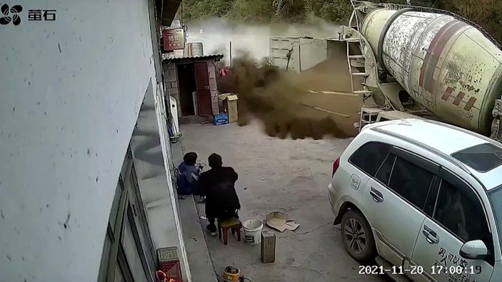 Çin'de kum yüklü kamyonun devrilme anı kamerada