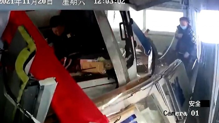 Çin'deki sürücü aracıyla benzin istasyonuna girdi