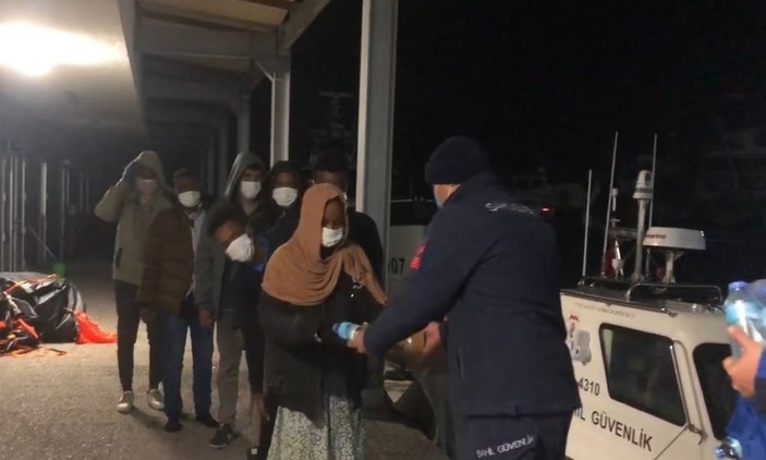 İzmir açıklarında Yunanistan'ın geri ittiği 9 göçmen kurtarıldı